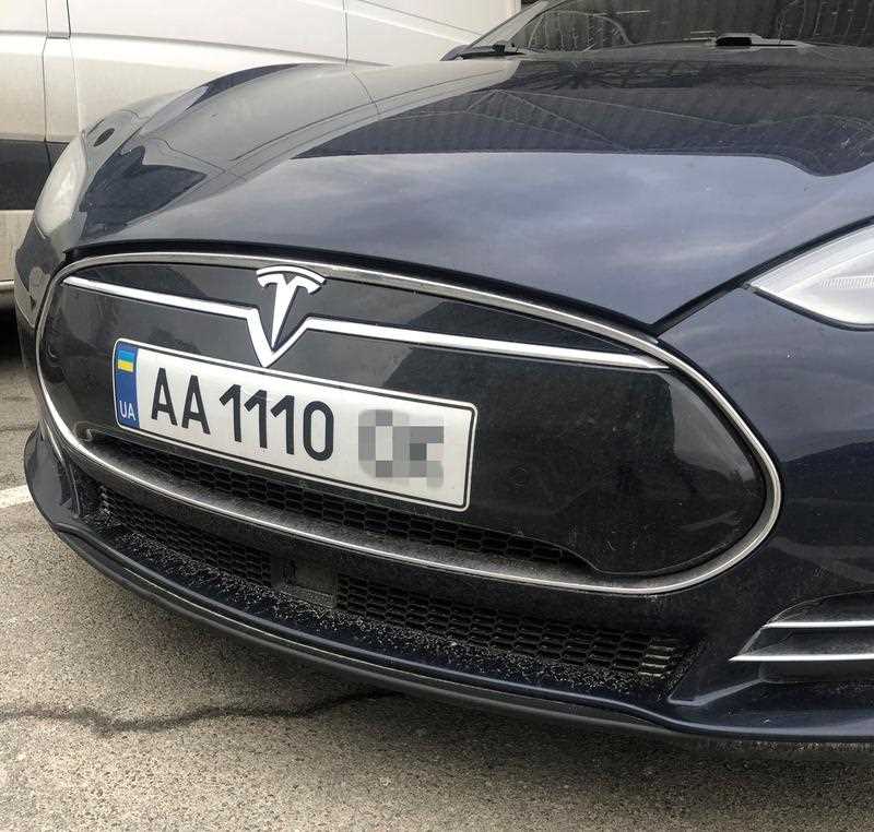 Особенности установки и обслуживания откидных рамок номера Tesla